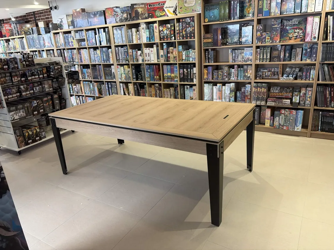 table de jeu à plateaux amovibles, avant ouverture.