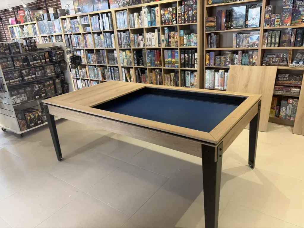 Les panneaux de la table s'enlèvent pour laisser apparaitre un bel espace de jeu, qui pourra être préservé en remettant les panneaux.