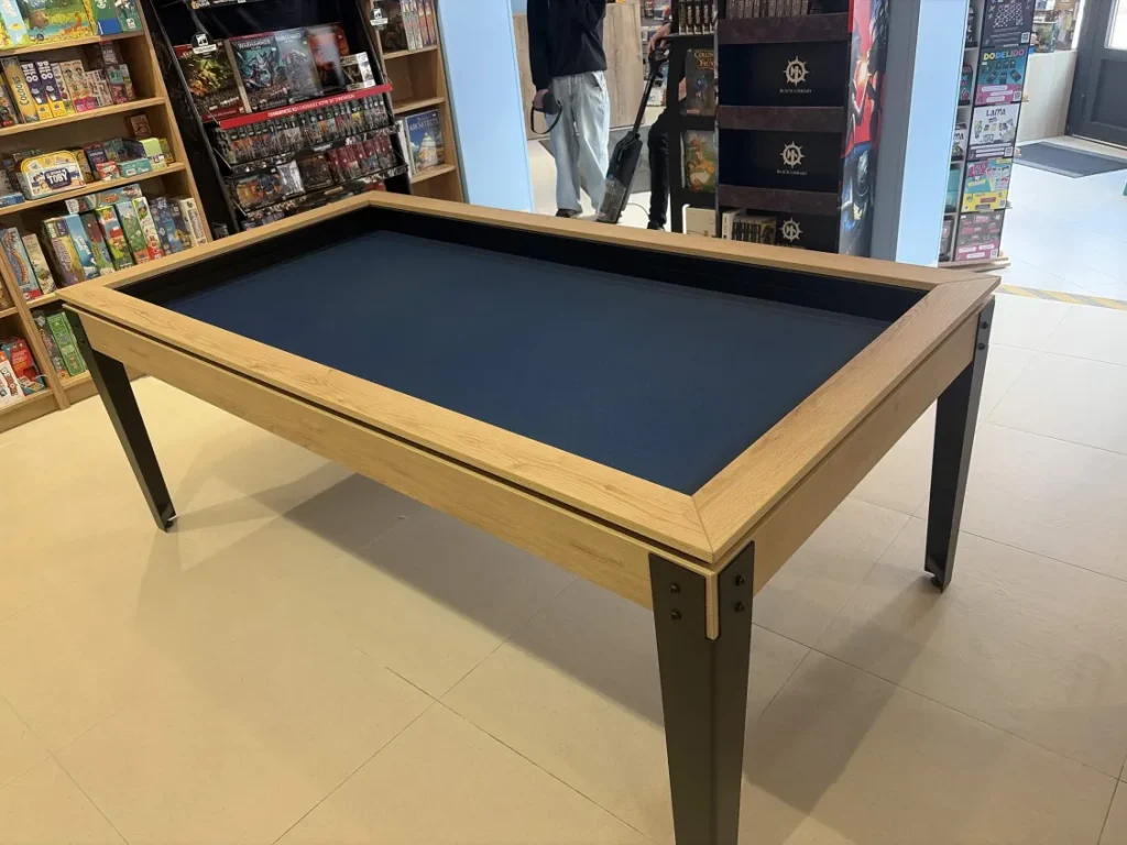 la table de jeu ouverte sans ses panneaux, avec son tapis néoprène.