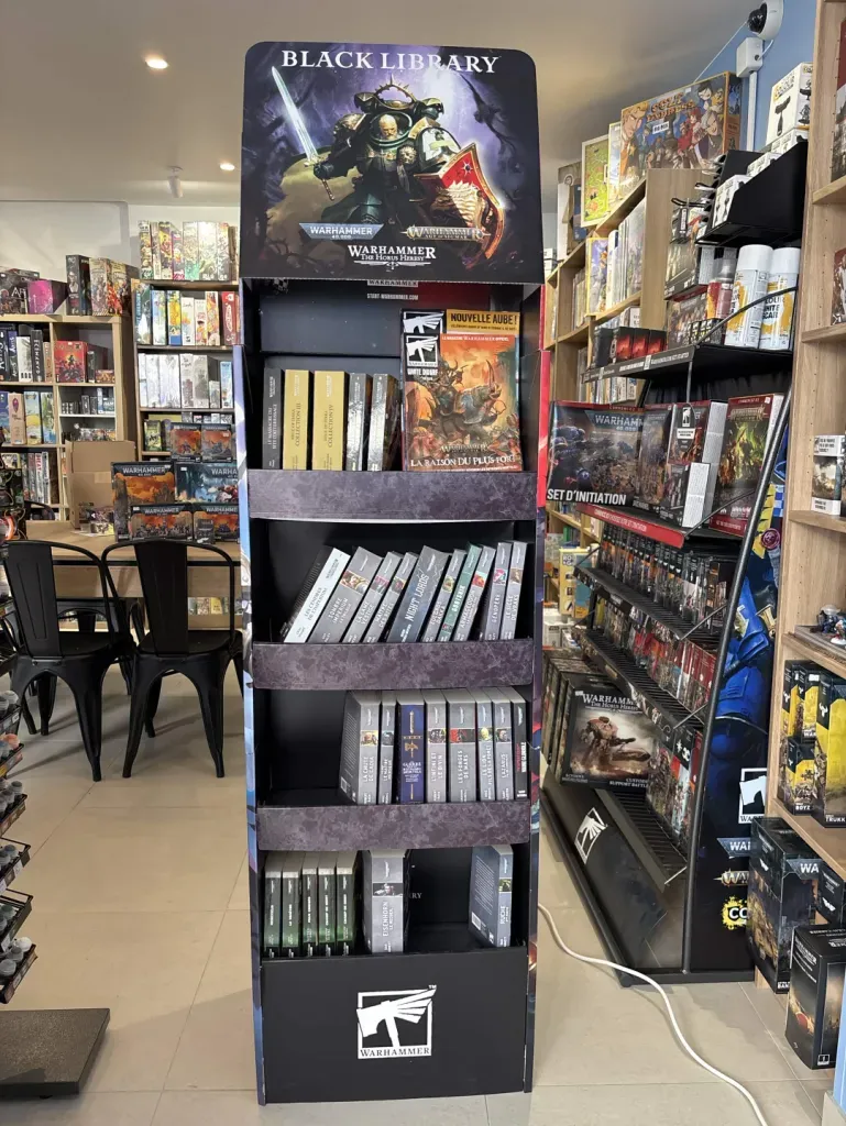 Présentoir Black Library avec les romans Warhammer et L'Hérésie d'Horus