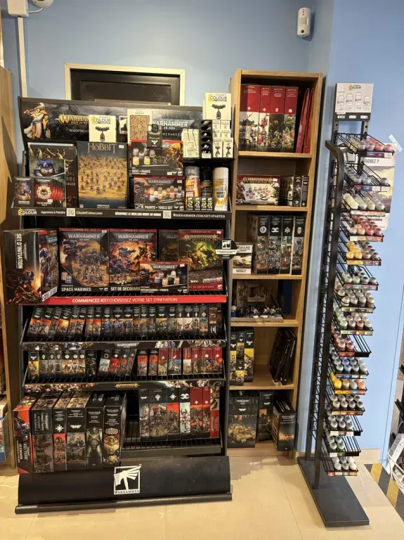 Rayon Warhammer avec sets d'initiation, figurines Citadel et présentoir de peintures Citadel Colour